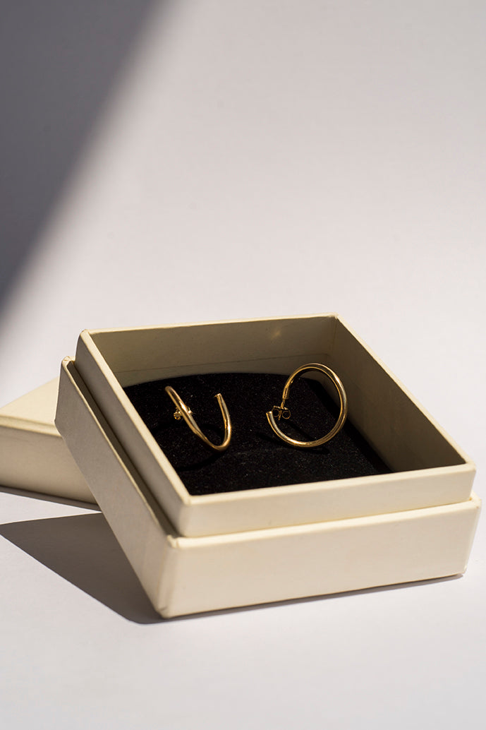 Hoop earrings with a twist
