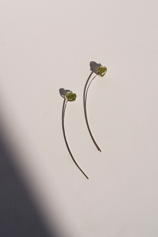 Sprout ear pin peridot