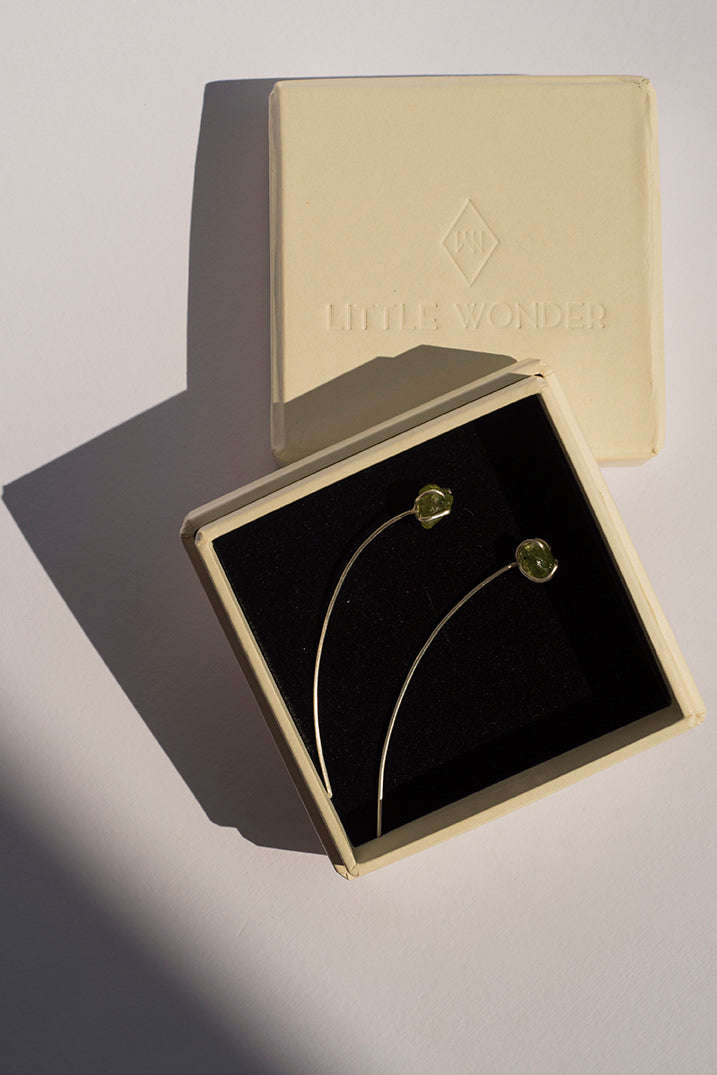 Sprout ear pin peridot