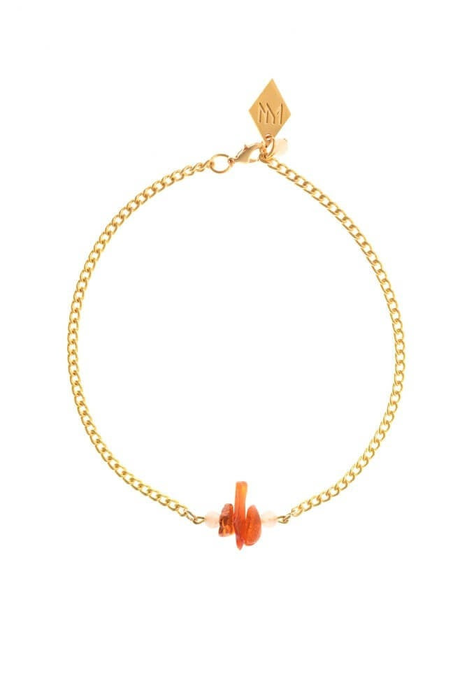 The amber nuggets are in the centre of the necklace with rosequartz beads on the side featuring galvanized metal components.