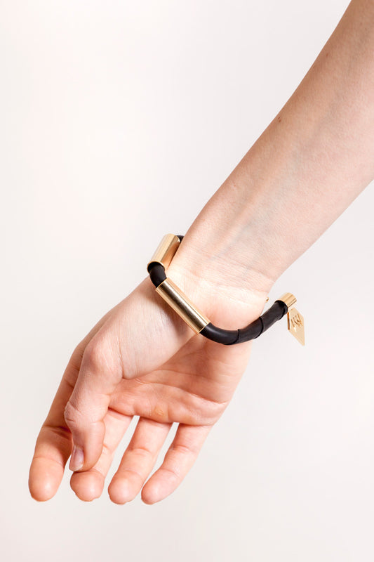 Triangle cuff in black leather gold edition.