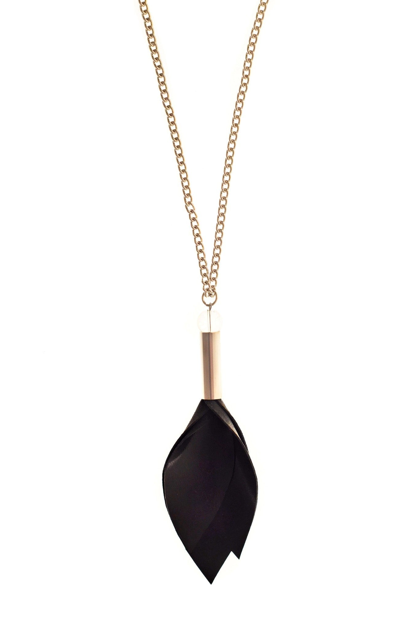 Black leather: made of hand-cut black leather, hand-cut and galvanized brass, quartz and galvanized metal components.