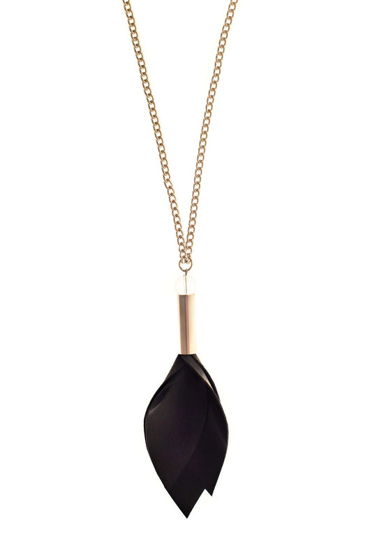 Black leather: made of hand-cut black leather, hand-cut and galvanized brass, quartz and galvanized metal components.