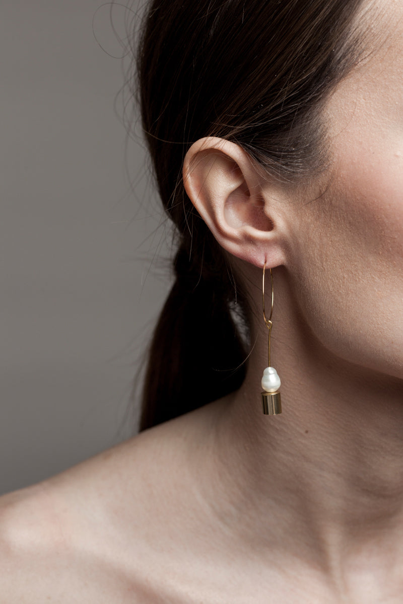 This pair of earring is made of a hoop earring which features 24K gold-plated brass and detachable pendant made of 24K gold-plated brass and freshwater pearl.