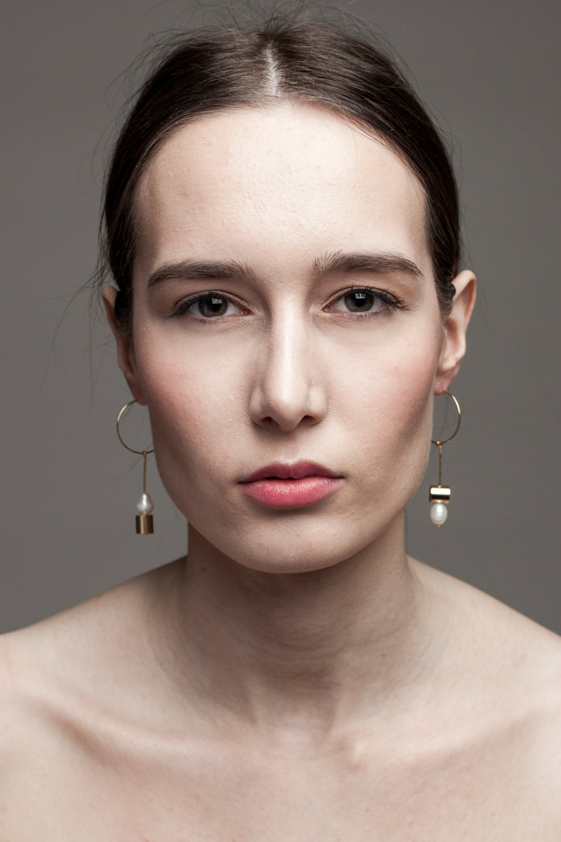 This pair of earring is made of a hoop earring which features 24K gold-plated brass and detachable pendant made of 24K gold-plated brass and freshwater pearl.
