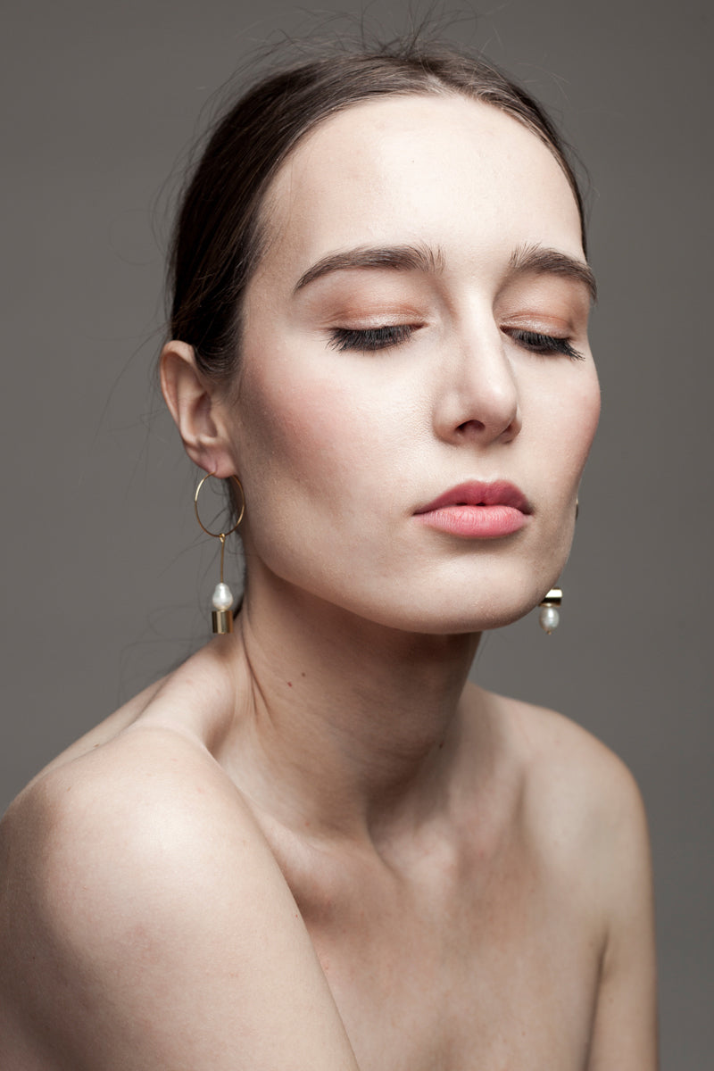 This pair of earring is made of a hoop earring which features 24K gold-plated brass and detachable pendant made of 24K gold-plated brass and freshwater pearl.