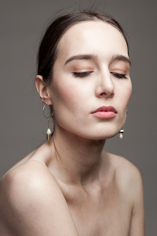 This pair of earring is made of a hoop earring which features 24K gold-plated brass and detachable pendant made of 24K gold-plated brass and freshwater pearl.