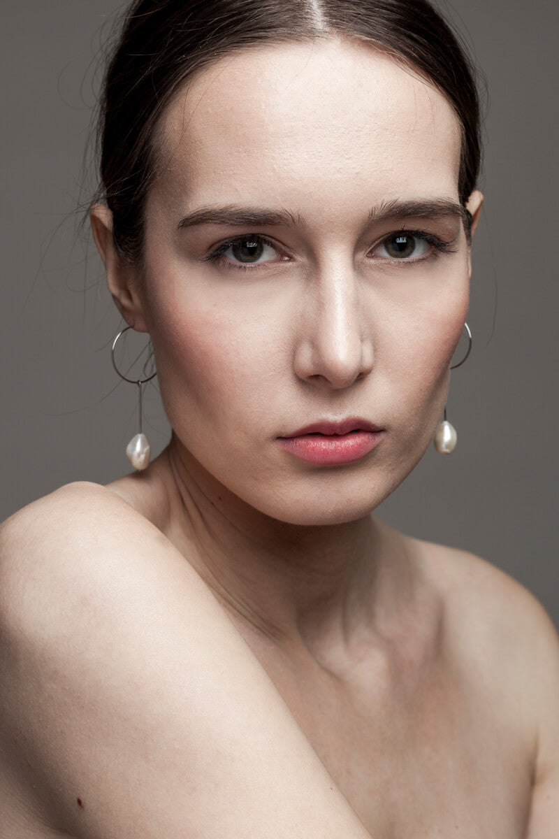 Earrings made of galvanized brass and freshwater pearl.