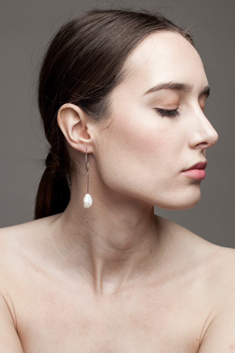 Earrings made of galvanized brass and freshwater pearl.