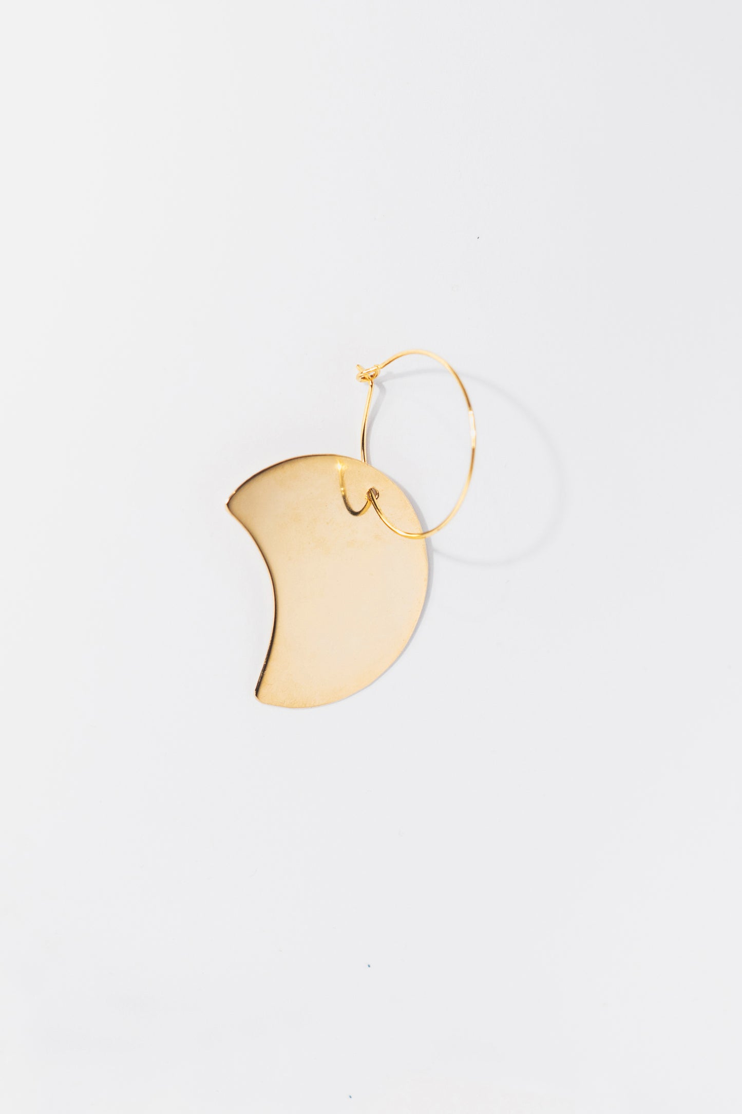 Interrupted circle earrings gold