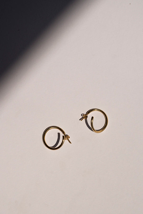 Hoop earrings with a twist