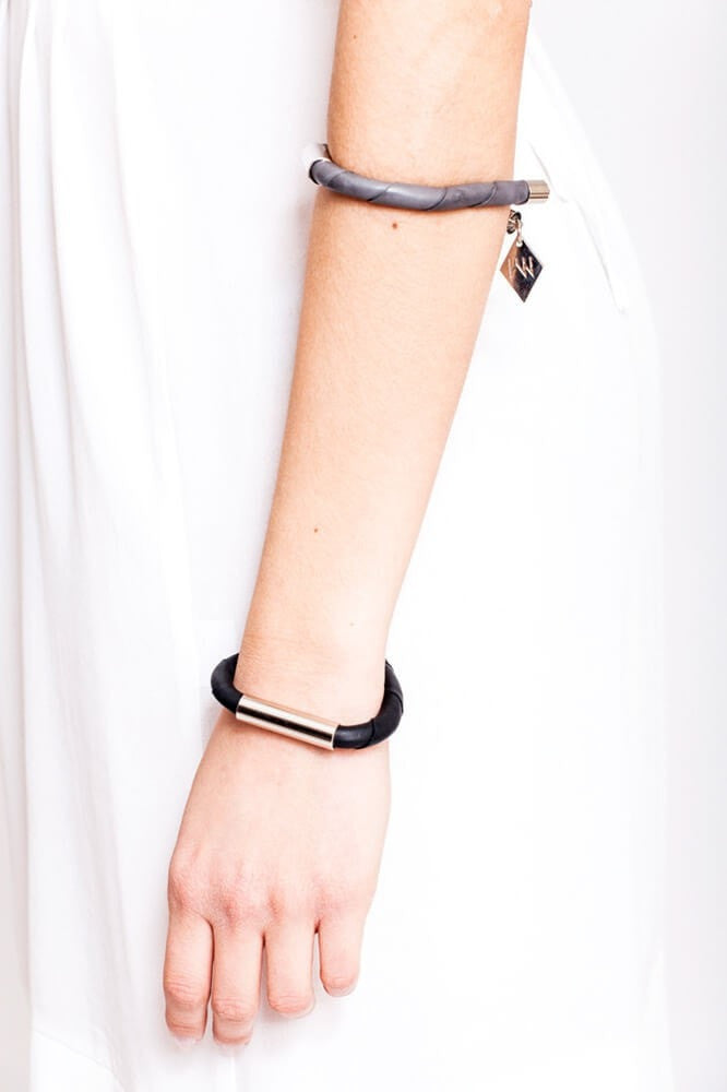 Line cuff in black leather silver edition in combination with light gray leather in silver edition.