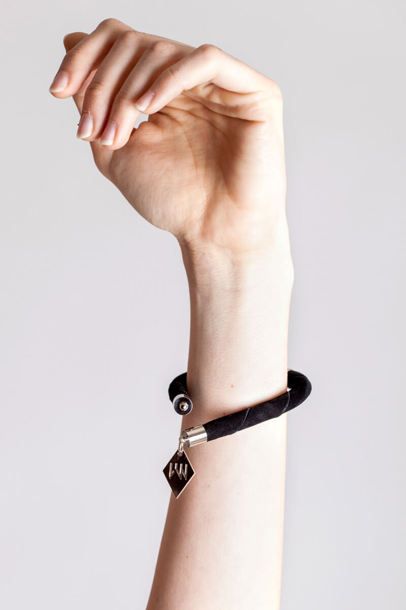 Line cuff made of black suede and hand-cut, hand polished and galvanized brass. Silver edition.