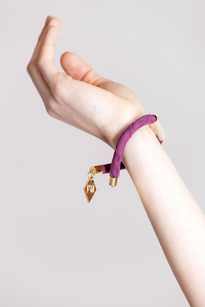 Line cuff made of purple suede and hand-cut, hand polished and galvanized brass. Gold edition.