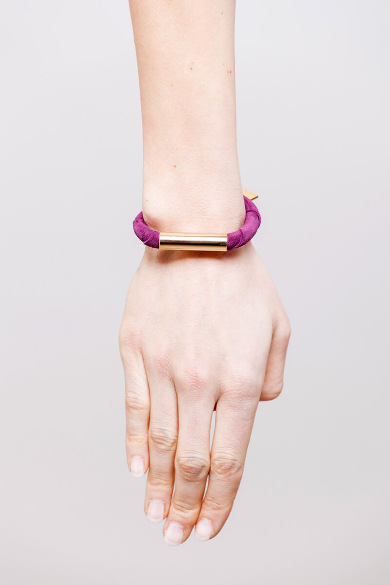 Line cuff made of purple suede and hand-cut, hand polished and galvanized brass. Gold edition.