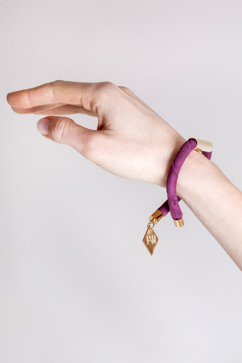 Line cuff made of purple suede and hand-cut, hand polished and galvanized brass. Gold edition.