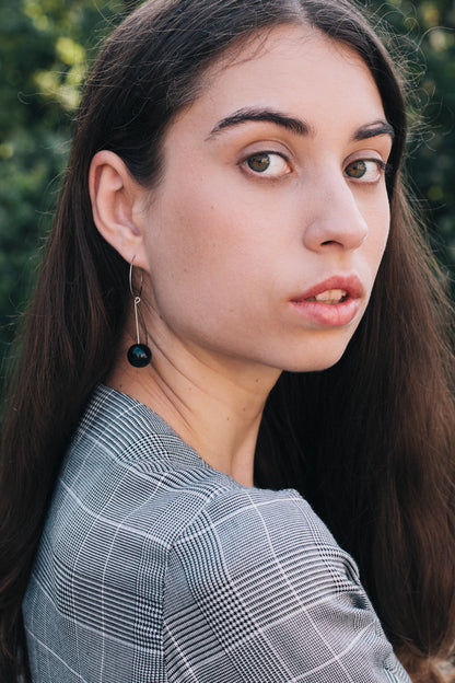 Earrings made of galvanized brass and onyx.