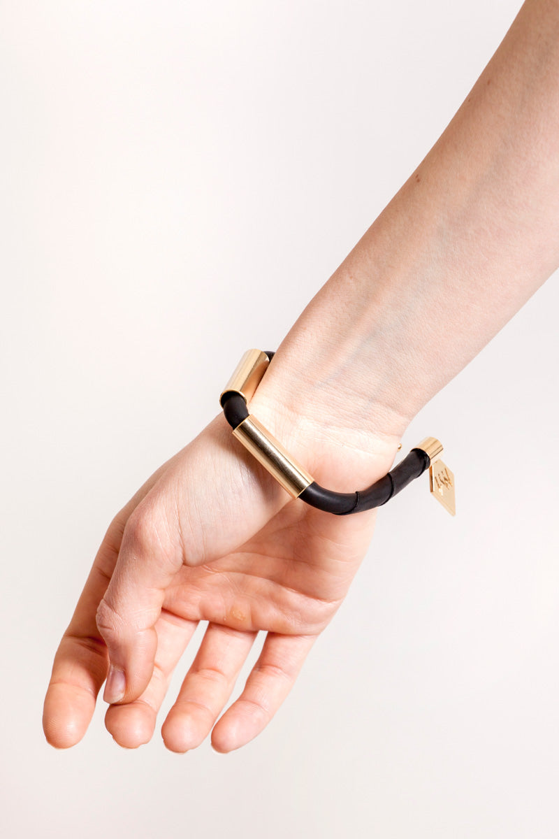 Triangle cuff in black leather gold edition.