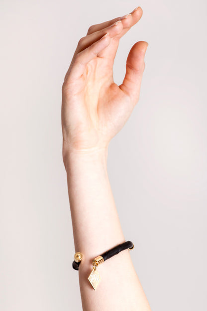 Triangle cuff in black leather gold edition.