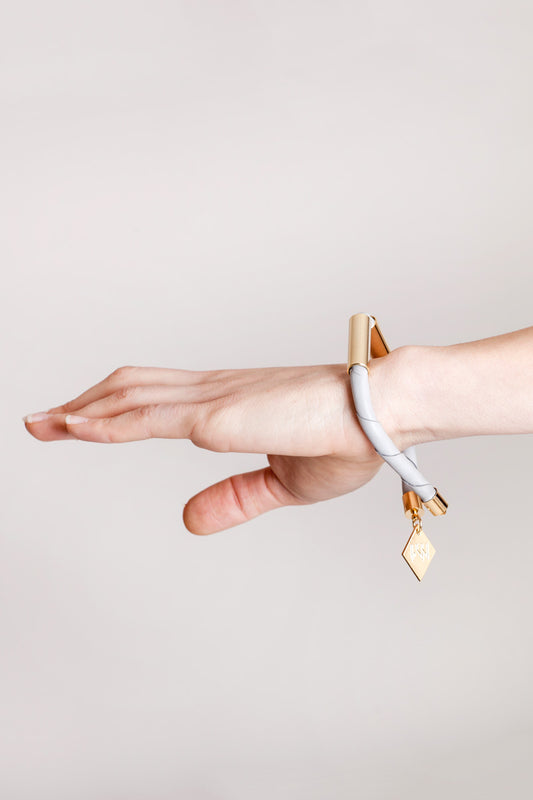 Triangle cuff in light gray leather gold edition.