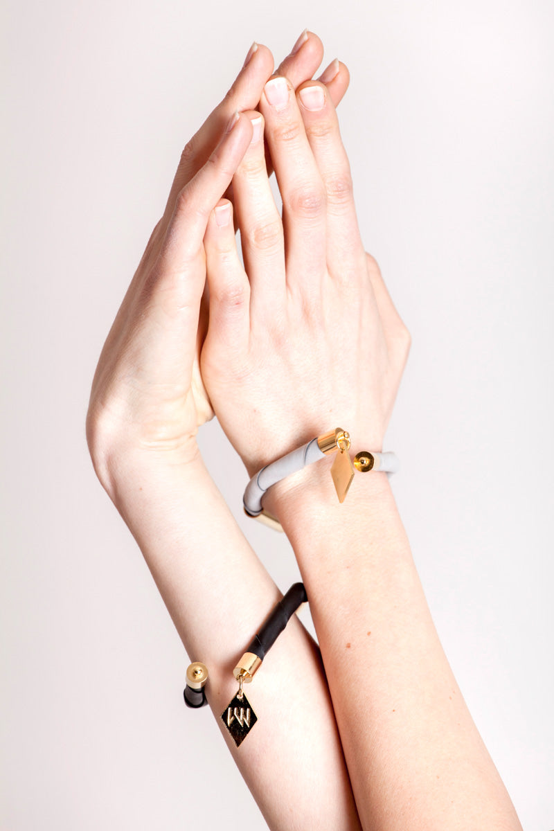 Triangle cuff in light gray leather gold edition.