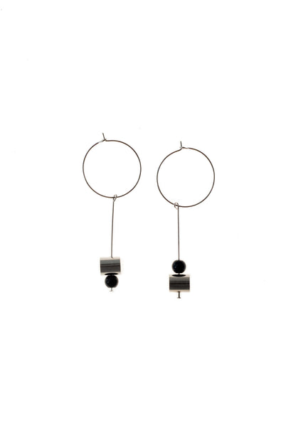 This pair of earring is made of a hoop earring which features galvanized brass and detachable pendant made of brass galvanized in silver and onyx.