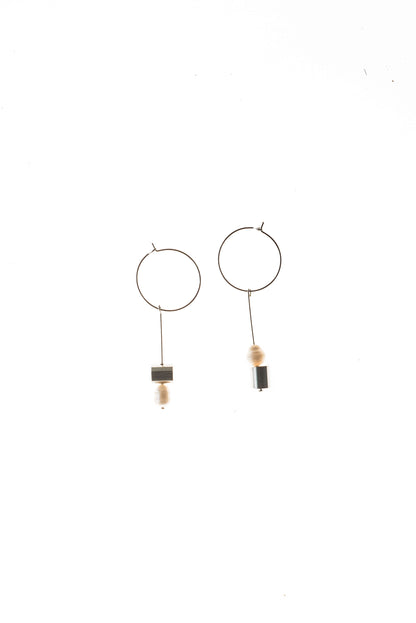 This pair of earring is made of a hoop earring which features galvanized brass and detachable pendant made of brass galvanized in silver and freshwater pearl.