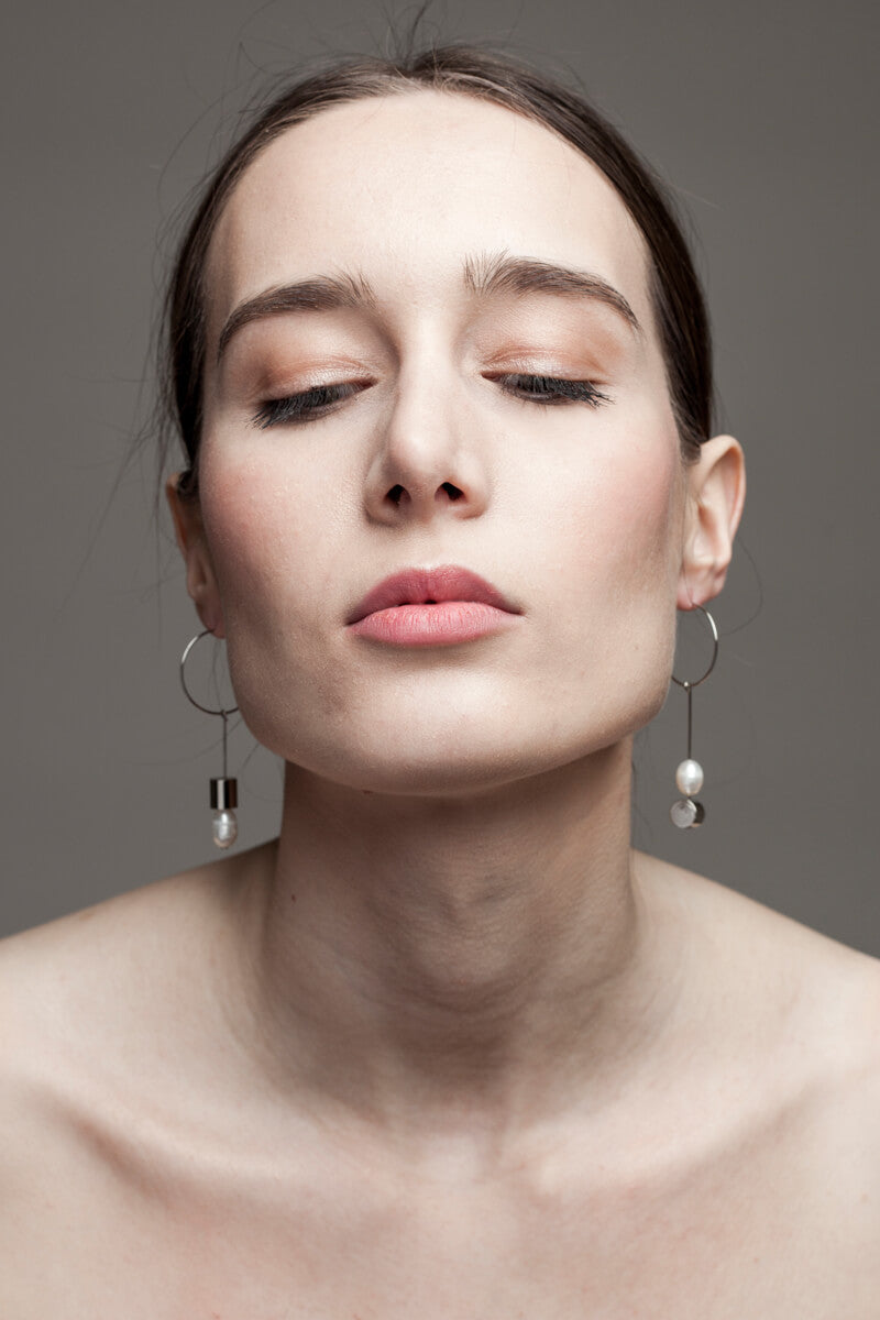 This pair of earring is made of a hoop earring which features galvanized brass and detachable pendant made of brass galvanized in silver and freshwater pearl.