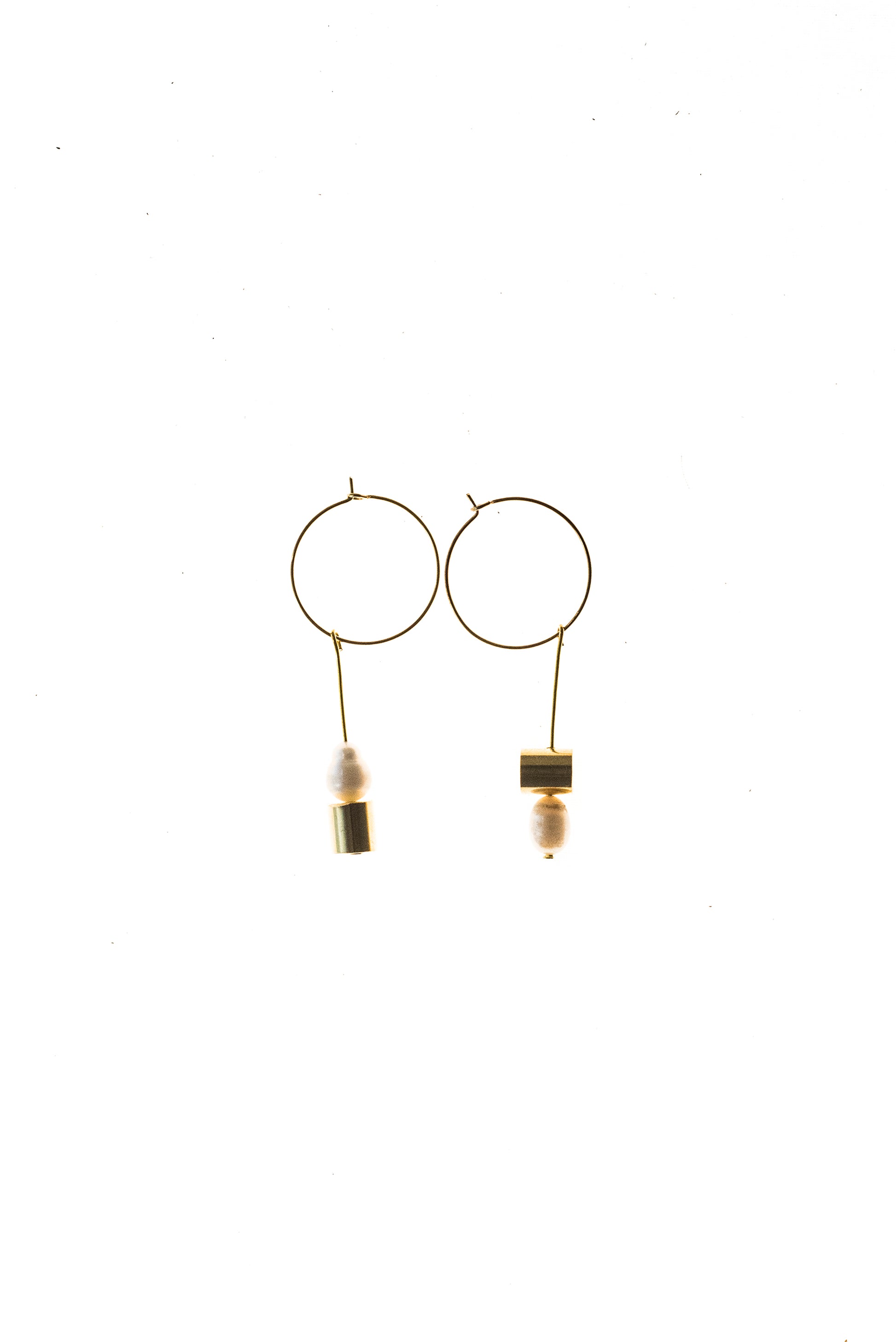 This pair of earring is made of a hoop earring which features 24K gold-plated brass and detachable pendant made of 24K gold-plated brass and freshwater pearl.