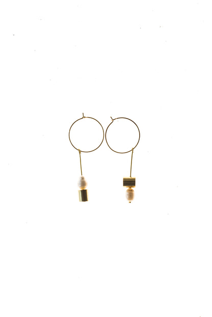 This pair of earring is made of a hoop earring which features 24K gold-plated brass and detachable pendant made of 24K gold-plated brass and freshwater pearl.