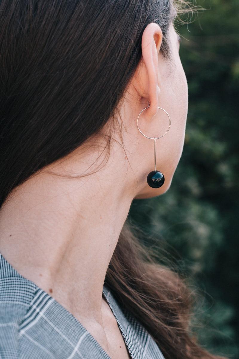 Earrings made of galvanized brass and onyx.