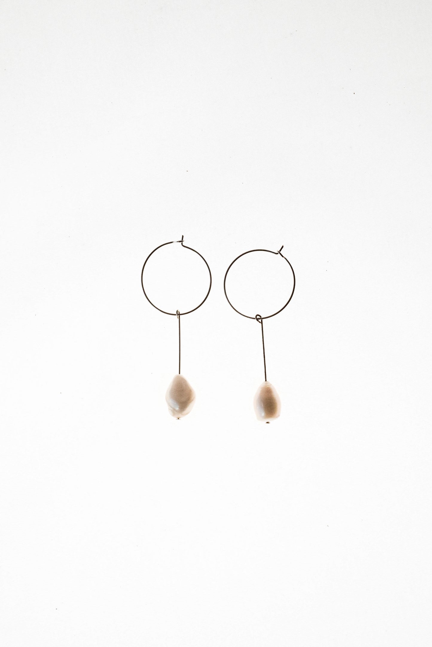 Earrings made of galvanized brass and freshwater pearl.
