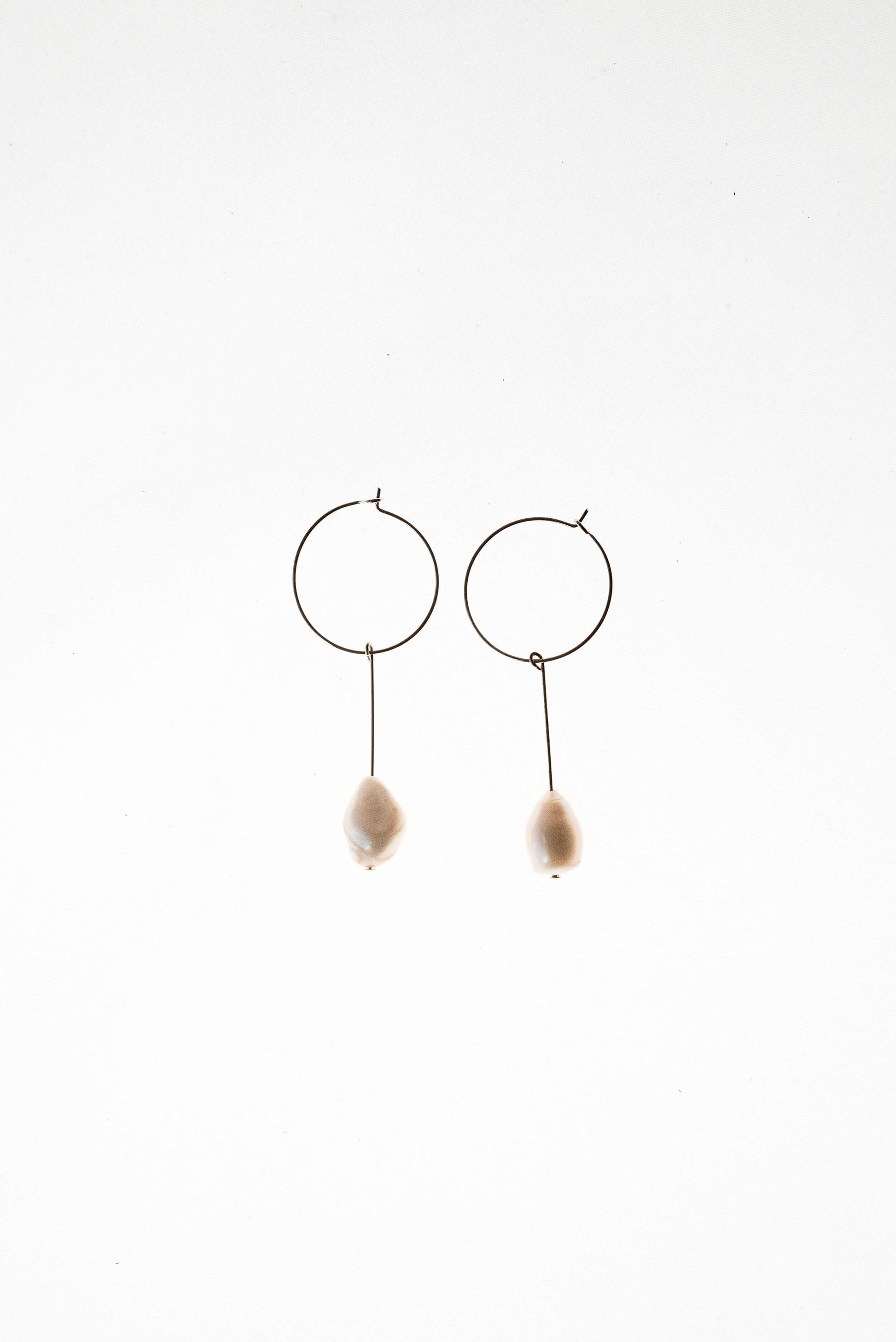 Earrings made of galvanized brass and freshwater pearl.