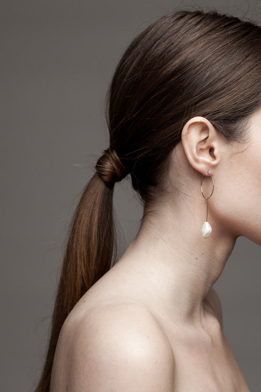 Earrings made of galvanized brass and freshwater pearl.
